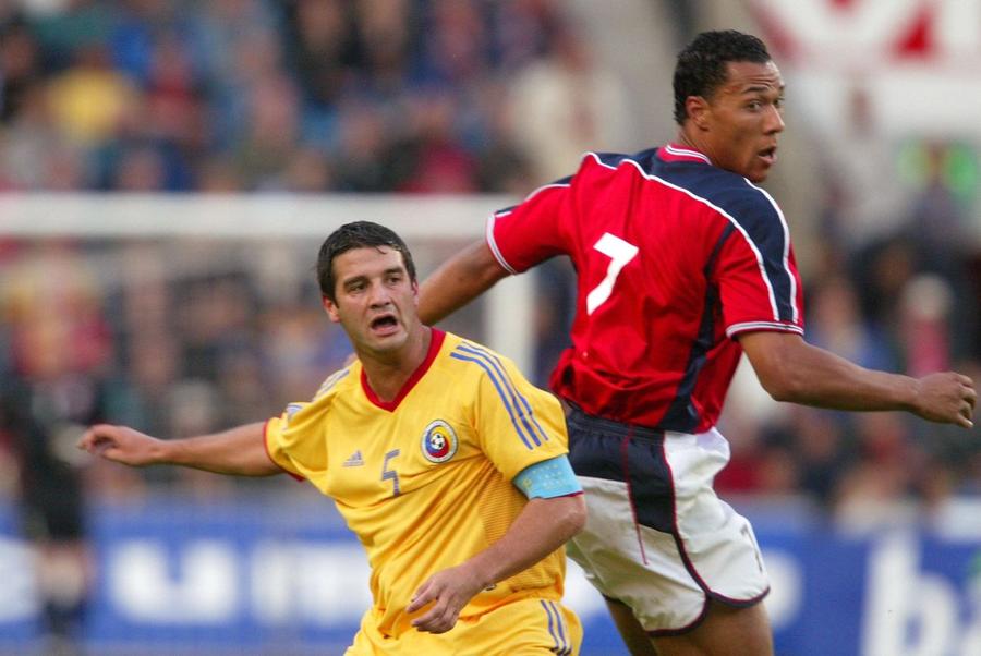 John Carew, într-un duel cu Cristi Chivu, la meciul din iunie 2003, Norvegia - România 1-1 / Foto: Imago Împarte recordul european cu Mutu și se vrea „asasinul tăcut”! » Fostul atacant își continuă cariera în showbiz