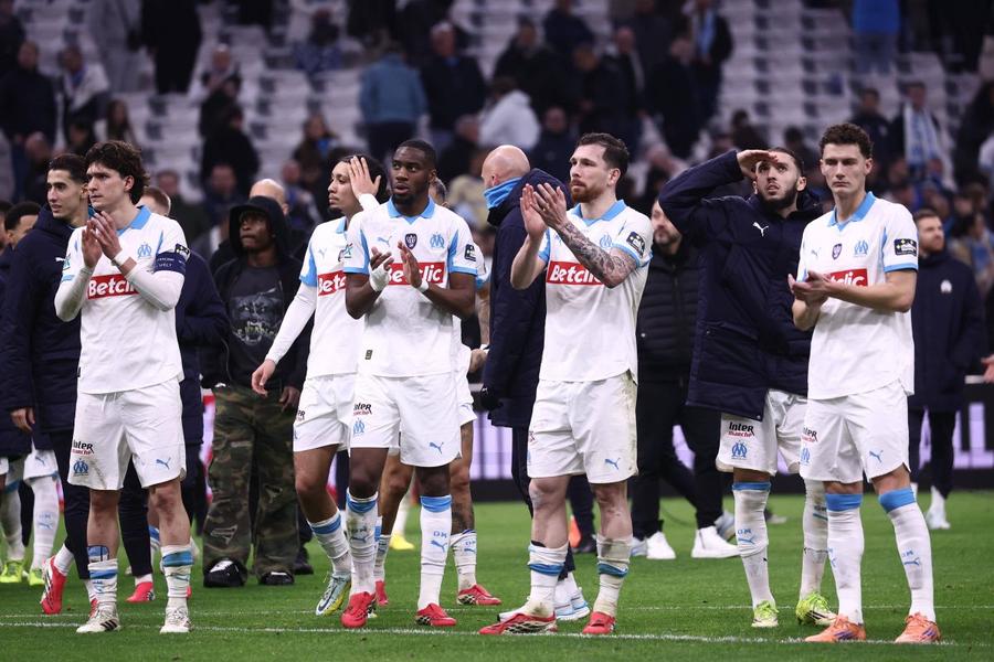 Benjamin Pavard și Leonardo Balerdi, cu capetele plecate la finalul derby-ului PSG - Marseiile 5-0 / Foto: Imago Jucătorul lui Inter, făcut praf: „El se crede un mic lider, dar este nedemn de acest club. Fă-te mic... și dispari!”