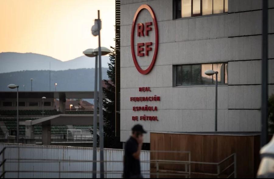 Federația Spaniolă de Fotbal (RFEF) l-a suspendat pe arbitrul din Segunda Division cercetat în libertate Arbitru spaniol, arestat și suspendat: „A agresat sexual o prostituată”