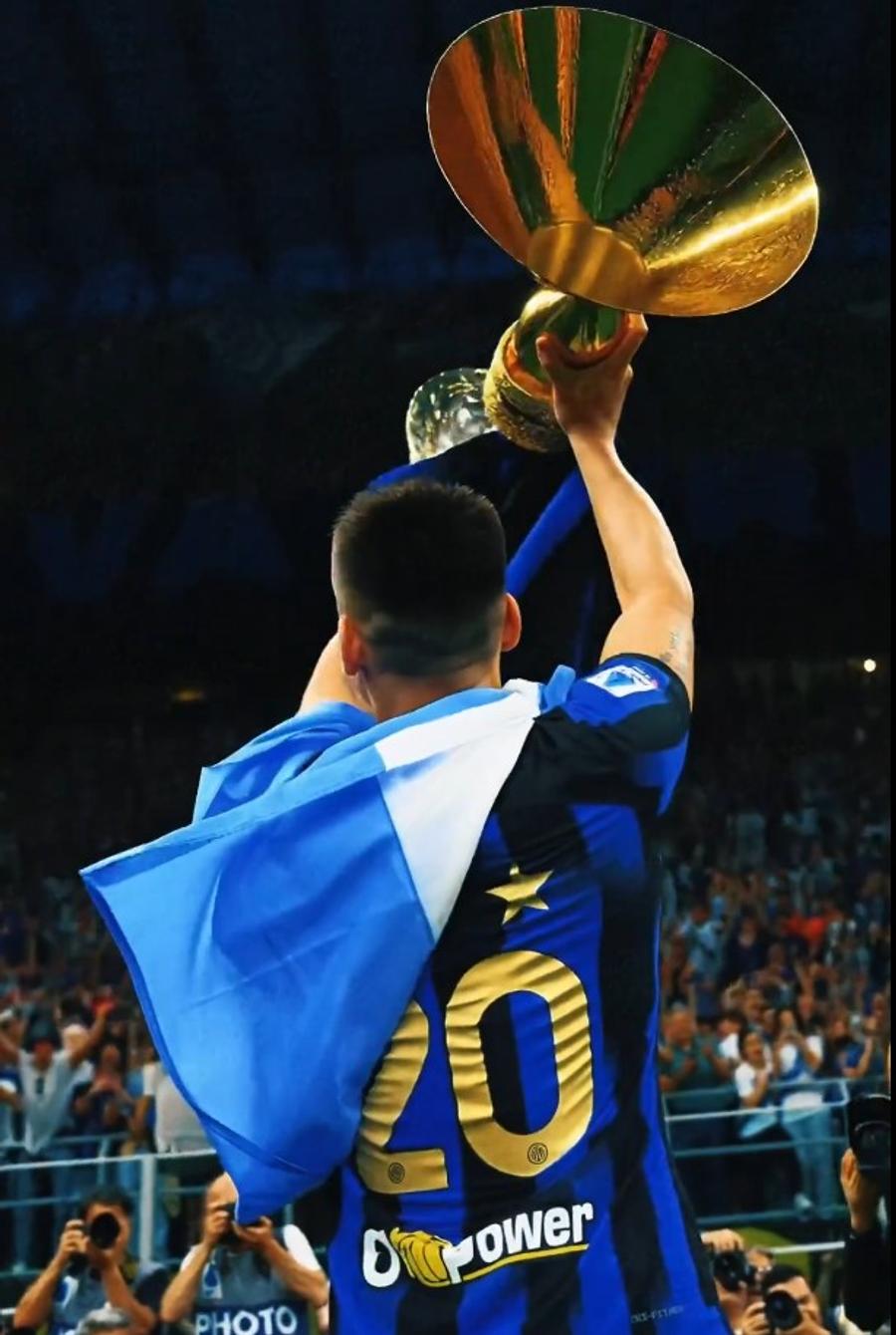 Lautaro Martinez, aici cu 20 de spate, ridică Supercupa Italiei / Foto: X Inter Căpitanul lui Chivu, ironizat după performanța cu Inter: „Au secat Amazonul pentru clipul făcut de un milanist!”