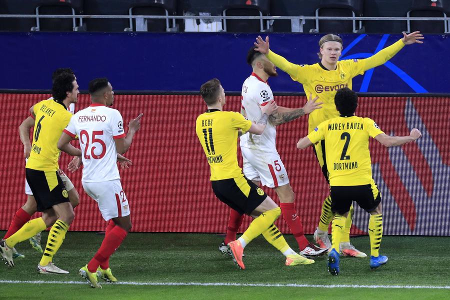 Erling Haaland, fugărit de andaluzi după ce a înscris pentru 2-0 pe BVB Stadion FOTO Imago Erling Haaland, un nou record după calificarea lui Dortmund » Mai rapid decât Zlatan Messi și Ronaldo! De ce a fost fugărit de jucătorii Sevillei