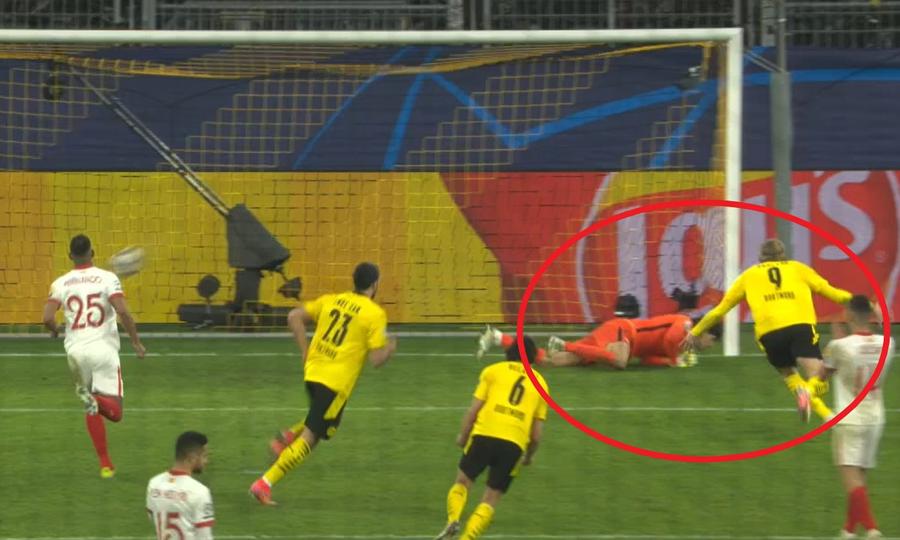Bucuria lui Erling Haaland în fața lui Bono Captură TV Telekom Sport Erling Haaland, un nou record după calificarea lui Dortmund » Mai rapid decât Zlatan Messi și Ronaldo! De ce a fost fugărit de jucătorii Sevillei