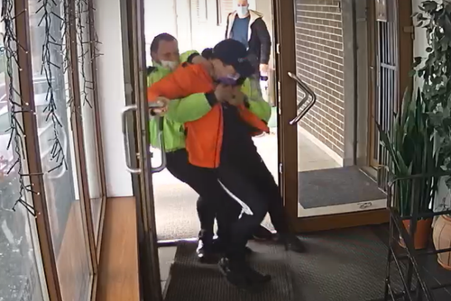 Au apărut filmările cu încleștarea dintre Florin Bărbascu, tatăl vitreg al fostei gimnaste Cătălinei Ponor, și doi polițiști locali. Bărbascu are acum dosar penal pentru ultraj.