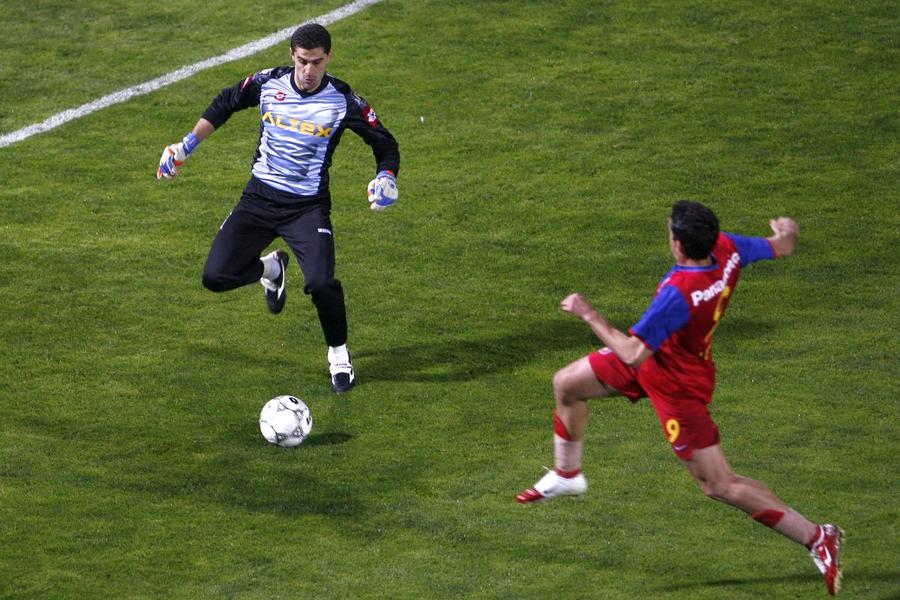 Dani Coman are 252 meciuri jucate în prima ligă din România și 14 prezențe în tricoul echipei naționale (foto: arhiva GSP) Dani Coman se declară, „rapidist născut, nu făcut” » Fostul portar se „laudă” cu 10 operații și mărturisește: „Cât timp am jucat fotbal n-am avut niciodată banii la zi! La nicio echipă”