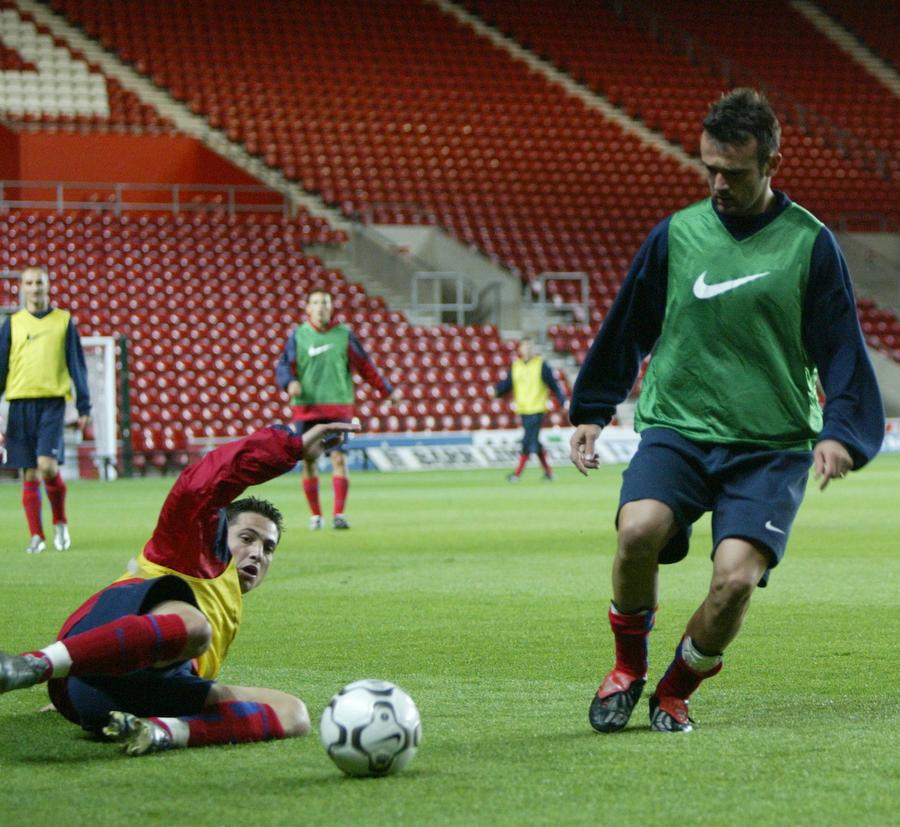 Pitu și Rădoi, pe Anfield Road, la antrenamentul oficial de dinainte de meciul cu Liverpool Dezvăluire incredibilă de la Liverpool-Steaua: „Ne-au bătut încă de la vestiare. Pe Anfield, noi fumam ascunși după autocar, plini de fum, ei erau la costum și fumau trabuc”
