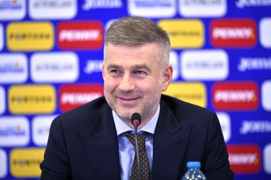 Edi Iordănescu a semnat contractul cu echipa națională pe 25 ianuarie (foto: Bogdan Dănescu) Dani Coman se declară, „rapidist născut, nu făcut” » Fostul portar se „laudă” cu 10 operații și mărturisește: „Cât timp am jucat fotbal n-am avut niciodată banii la zi! La nicio echipă”