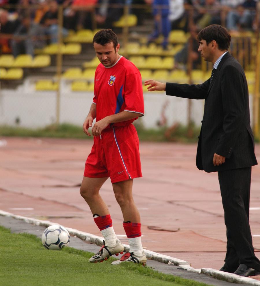 Pițurcă îi dă indicații lui Pitu Dezvăluire incredibilă de la Liverpool-Steaua: „Ne-au bătut încă de la vestiare. Pe Anfield, noi fumam ascunși după autocar, plini de fum, ei erau la costum și fumau trabuc”
