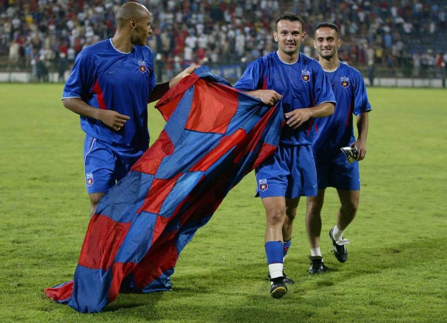 Falemi și Pitu cu un steag roș-albastru. Aliuță e în spate Dezvăluire incredibilă de la Liverpool-Steaua: „Ne-au bătut încă de la vestiare. Pe Anfield, noi fumam ascunși după autocar, plini de fum, ei erau la costum și fumau trabuc”
