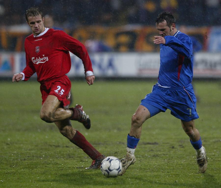 Adrian Pitu, urmărit de croatul Igor Biscan, în Steaua - Liverpool 1-1 Dezvăluire incredibilă de la Liverpool-Steaua: „Ne-au bătut încă de la vestiare. Pe Anfield, noi fumam ascunși după autocar, plini de fum, ei erau la costum și fumau trabuc”