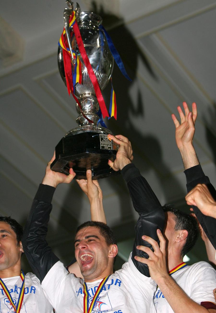Cele mai bune momente din cariera lui Coman au fost la Rapid, cu care a câștigat de două ori Cupa României și o Supercupă (foto: arhiva GSP) Dani Coman se declară, „rapidist născut, nu făcut” » Fostul portar se „laudă” cu 10 operații și mărturisește: „Cât timp am jucat fotbal n-am avut niciodată banii la zi! La nicio echipă”