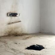 Lângă tribune sistemul de avertizare pentru incendiu este rupt din perete, iar rigipsul este spart