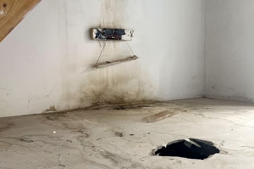 Lângă tribune sistemul de avertizare pentru incendiu este rupt din perete, iar rigipsul este spart