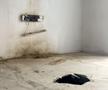 Lângă tribune sistemul de avertizare pentru incendiu este rupt din perete, iar rigipsul este spart