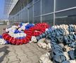În spatele bazinului se găsesc cabluri cu bile flotoare distinct colorate, folosite și abandonate