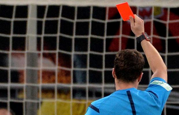 Cutremur în fotbalul românesc » 20 de arbitri sunt anchetați că au jucat la pariuri!