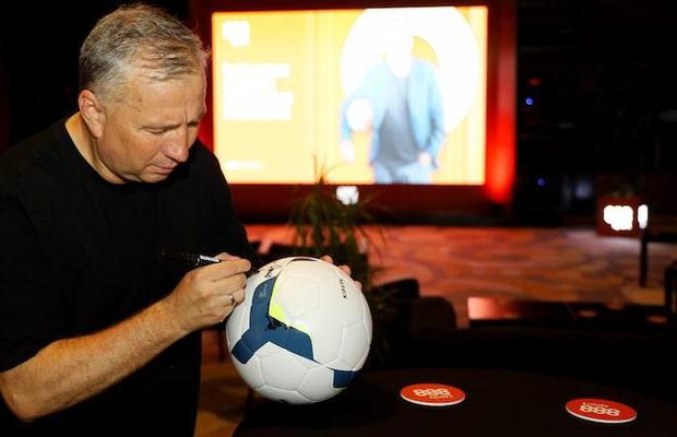 Joacă poker live la TV împotriva lui Dan Petrescu!