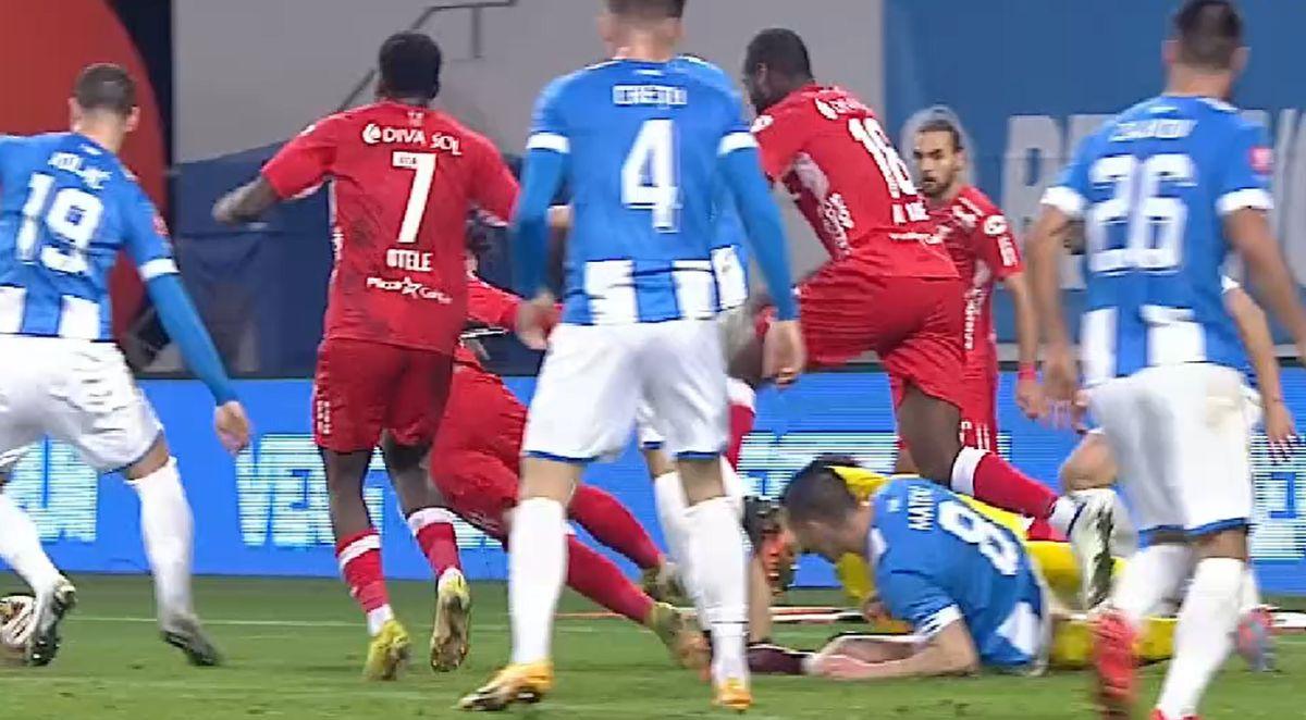 UTA a cerut penalty în prelungirile meciului cu CS Universitatea Craiova / FOTO: Capturi TV @Digi Sport 1