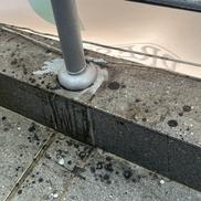 Bara de protecție a tribunelor este plină de rugină, iar pe gresie este igrasie