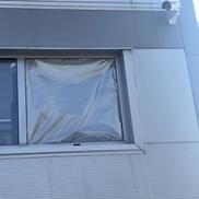 Geamul spart, acoperit cu folie de aluminiu