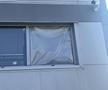 Geamul spart, acoperit cu folie de aluminiu