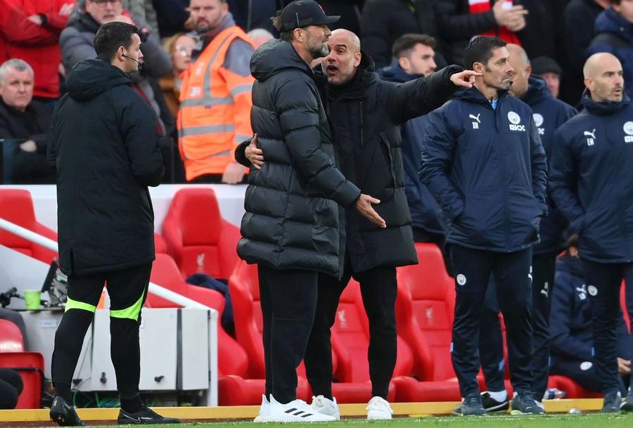 Au fost și asemenea momente, cu Guardiola și Klopp în clipe de tensiune pe teren Foto: Guliver/GettyImages Klopp vs Guardiola. Duelul deceniului » Rivalii care se admiră. „Vom bea un vin după retragere” - „Retrage-te și promit să beau cu tine!”