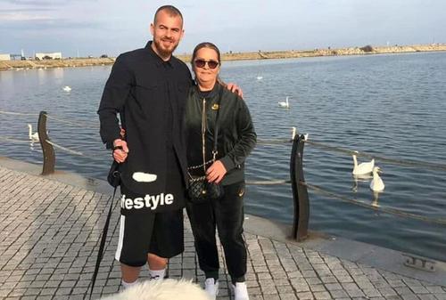 Stroe Emilia (33 de ani), mama atacantului Denis Alibec i-a ironizat pe cei de la FCSB, după ce aceștia au fost umiliți de Rapid, scor 0-4, în runda #30 din Superliga.
