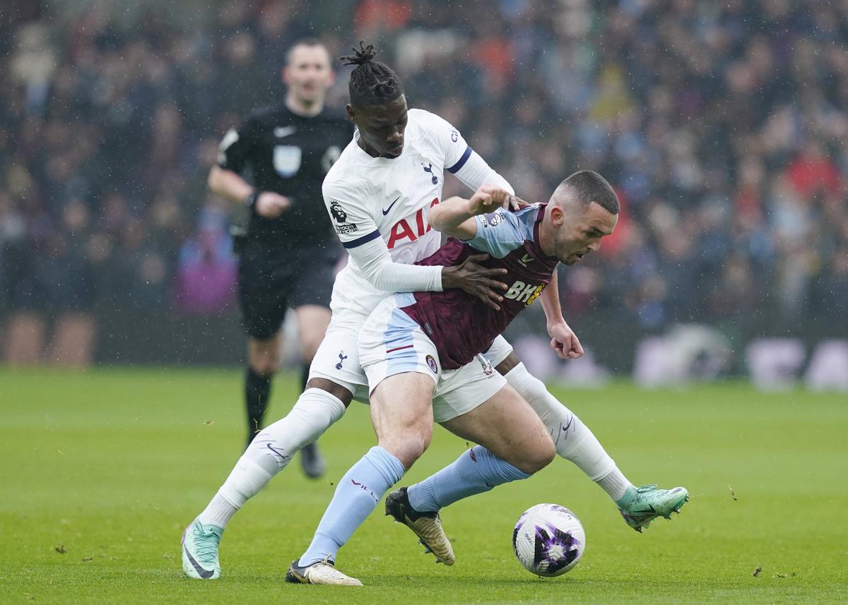 Festival de goluri după intrarea lui Radu Drăgușin » Cum s-a descurcat în Aston Villa - Tottenham