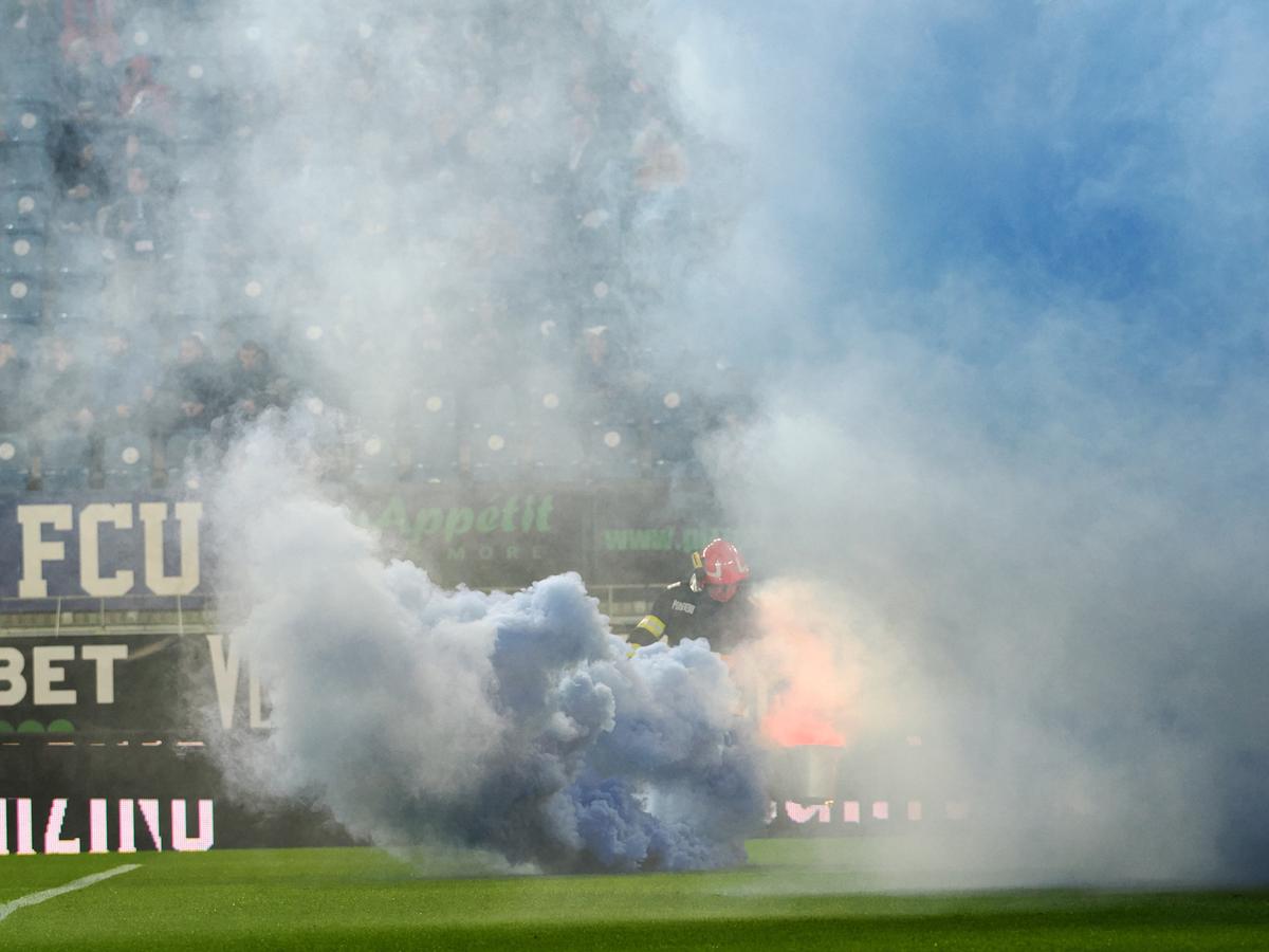 Imaginile care vor ajunge în toată Europa! Ce făcea Napoli cu telefonul chiar înainte să înceapă derby-ul din Bănie