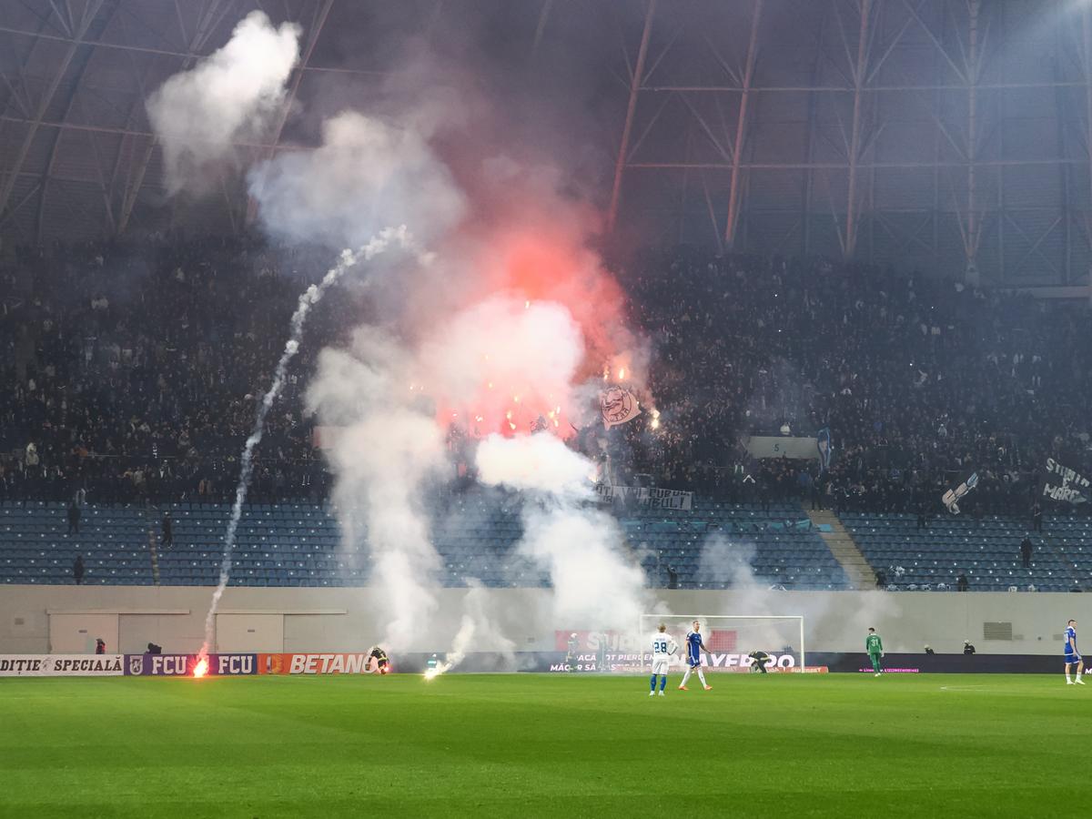 Imaginile care vor ajunge în toată Europa! Ce făcea Napoli cu telefonul chiar înainte să înceapă derby-ul din Bănie