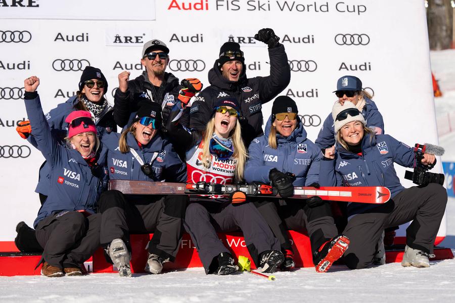 Mikaela Shiffrin alături de echipa sa FOTO Imago Images Mikaela Shiffrin s-a impus în slalomul de la Are și a câștigat pentru a opta oară trofeul sezonului în proba sa preferată