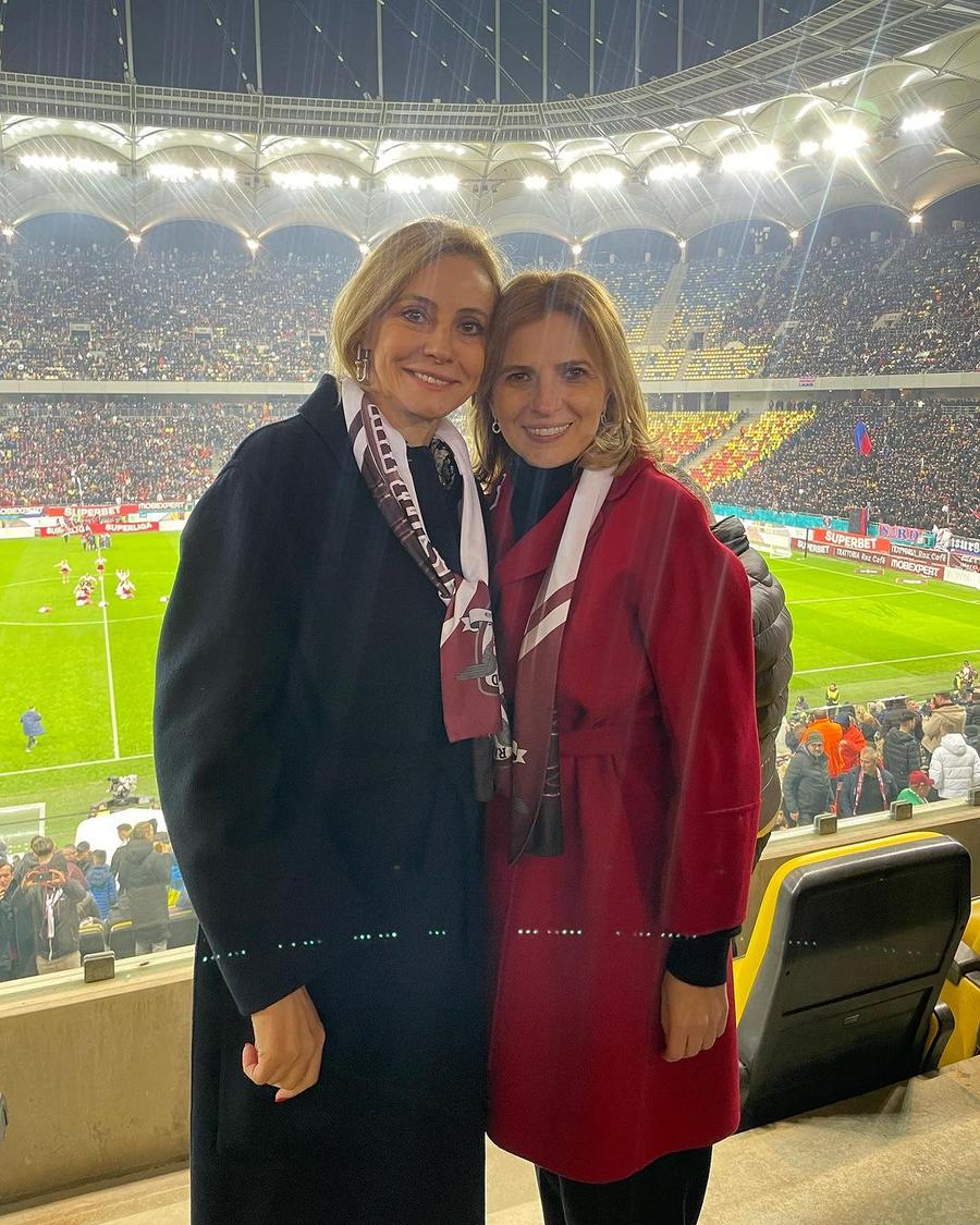 Diana Șucu și Aurora Damcali/ foto Instagram @dianasucu Rapid plusează și la imagine » Prezență-surpriză alături de Diana Șucu în lojă: femeia care a salvat România de la un adevărat dezastru!
