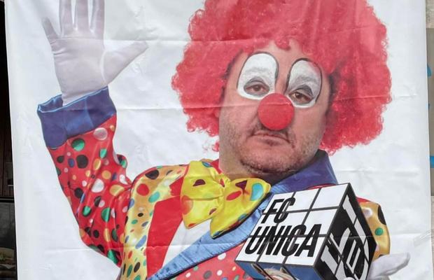 Ironie macabră în Craiova, înaintea derby-ului FCU - Universitatea » Ultrașii au aprins lumânări lângă o imagine jignitoare cu Adrian Mititelu