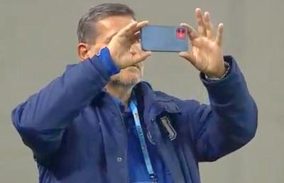 Imaginile care vor ajunge în toată Europa! Ce făcea Napoli cu telefonul chiar înainte să înceapă derby-ul din Bănie