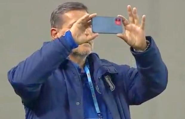 Imaginile care vor ajunge în toată Europa! Ce făcea Napoli cu telefonul chiar înainte să înceapă derby-ul din Bănie