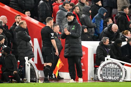 Jurgen Klopp discută cu arbitrul partidei Liverpool - Manchester City, foto: Getty