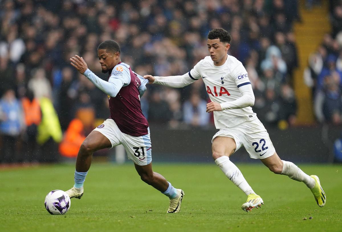 Festival de goluri după intrarea lui Radu Drăgușin » Cum s-a descurcat în Aston Villa - Tottenham