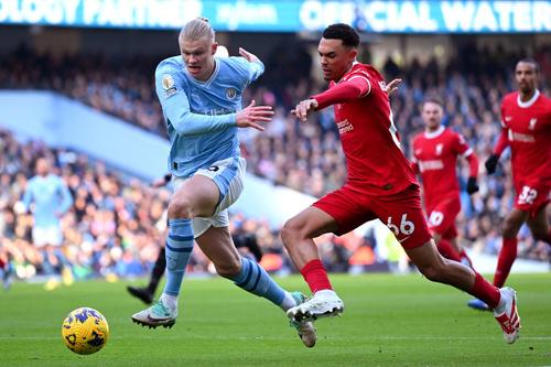 Trent Alexander-Arnold, aici în duel cu Erling Haaland, în fața șansei de aur a carierei / Foto: Guliver/GettyImages