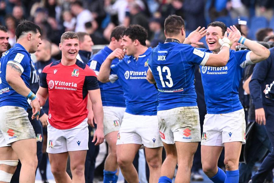 Bucuria rugbyștilor italieni după victorie Foto: Imago Învinsă surprinzător de Anglia, Irlanda rămâne favorită la trofeu în Turneul celor 6 Națiuni