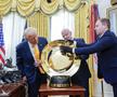 Donald Trump, alături de Infantino și trofeul Cupei Mondiale a Cluburilor/ foto Imago Images