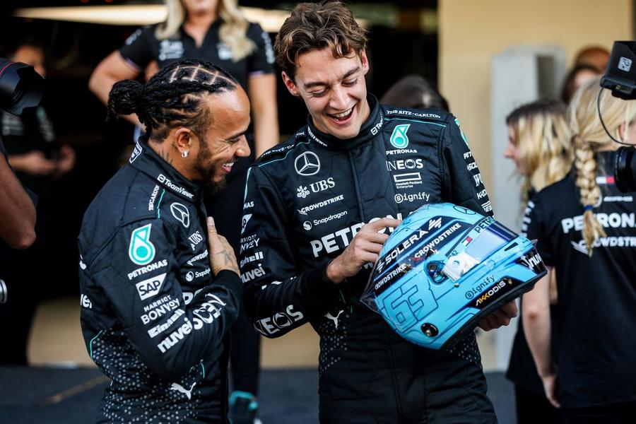 Lewis Hamilton și George Russell la ultima cursă împreună la Mercedes, Abu Dhabi 2024 Foto: Imago Images George Russell, previziune îndrăzneață înainte de startul sezonului 2025 al F1: „Știu că va veni și vremea mea”