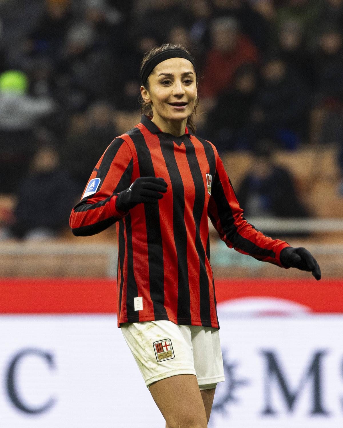 Povestea impresionantă a Nadiei Nadim, fotbalistă profesionistă și chirurg: „E același val de adrenalină și în sala de operație, ca pe teren” » Cu tatăl ucis de talibani, a venit ca refugiată în Danemarca, la 12 ani