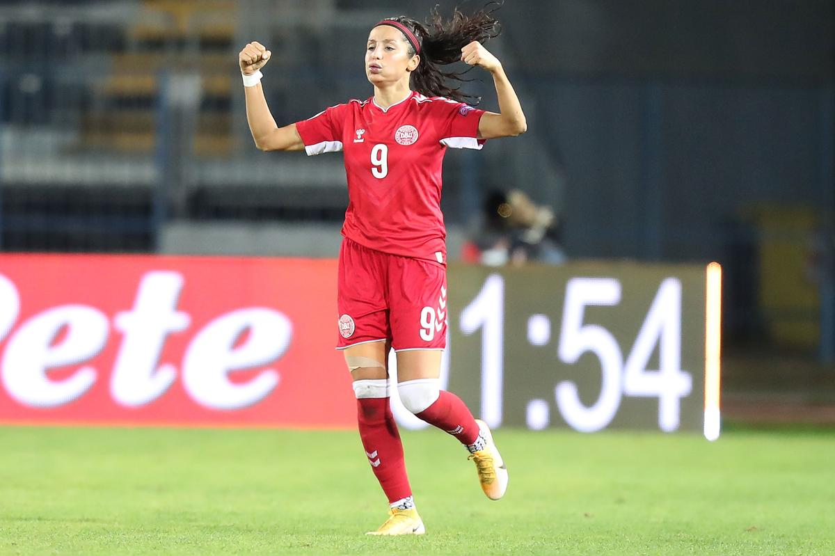 Povestea impresionantă a Nadiei Nadim, fotbalistă profesionistă și chirurg: „E același val de adrenalină și în sala de operație, ca pe teren” » Cu tatăl ucis de talibani, a venit ca refugiată în Danemarca, la 12 ani