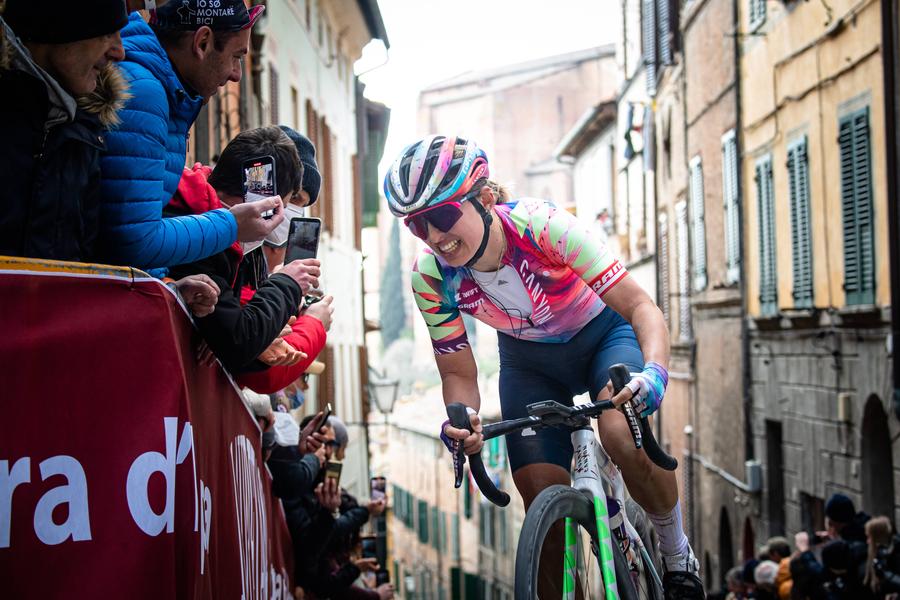 Katarzyna Niewiadoma pe străzile din Siena în 2024 FOTO Imago Images Urmările căzăturii oribile din cursa Strade Bianche » Cum arată acum poloneza Katarzyna Niewiadoma