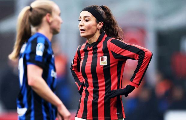 Povestea impresionantă a Nadiei Nadim, fotbalistă profesionistă și chirurg: „E același val de adrenalină și în sala de operație, ca pe teren” » Cu tatăl ucis de talibani, a venit ca refugiată în Danemarca, la 12 ani