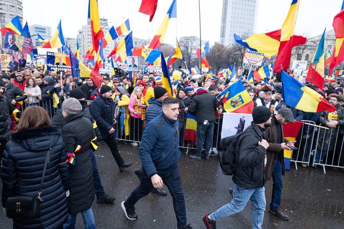 Fake news după respingerea lui Călin Georgescu! Jandarmeria avertizează cu privire la clipul viral de pe TikTok » Galeria FCSB, acuzată că a instigat: ce spun Becali și Mustață