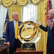 Donald Trump, alături de Infantino și trofeul Cupei Mondiale a Cluburilor/ foto Imago Images