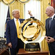 Donald Trump, alături de Infantino și trofeul Cupei Mondiale a Cluburilor/ foto Imago Images