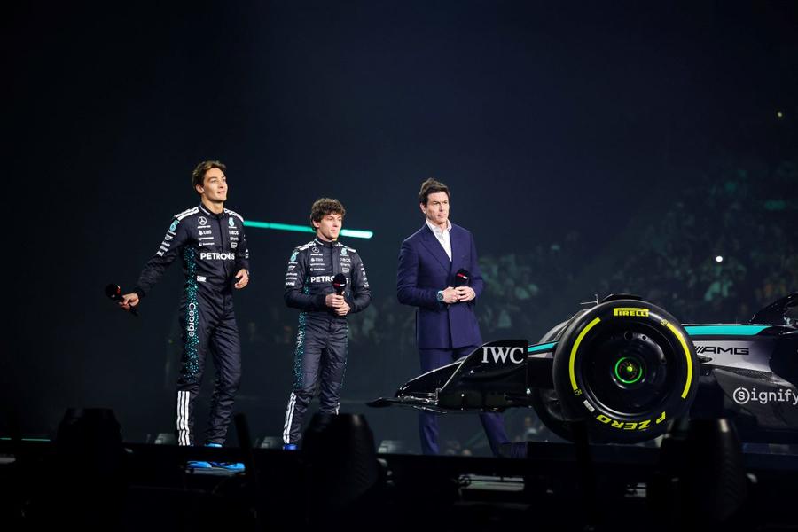 George Russell, Kimi Antonelli și Toto Wolff la lansarea monopostului Mercedes din 2025 Foto: Imago Images George Russell, previziune îndrăzneață înainte de startul sezonului 2025 al F1: „Știu că va veni și vremea mea”