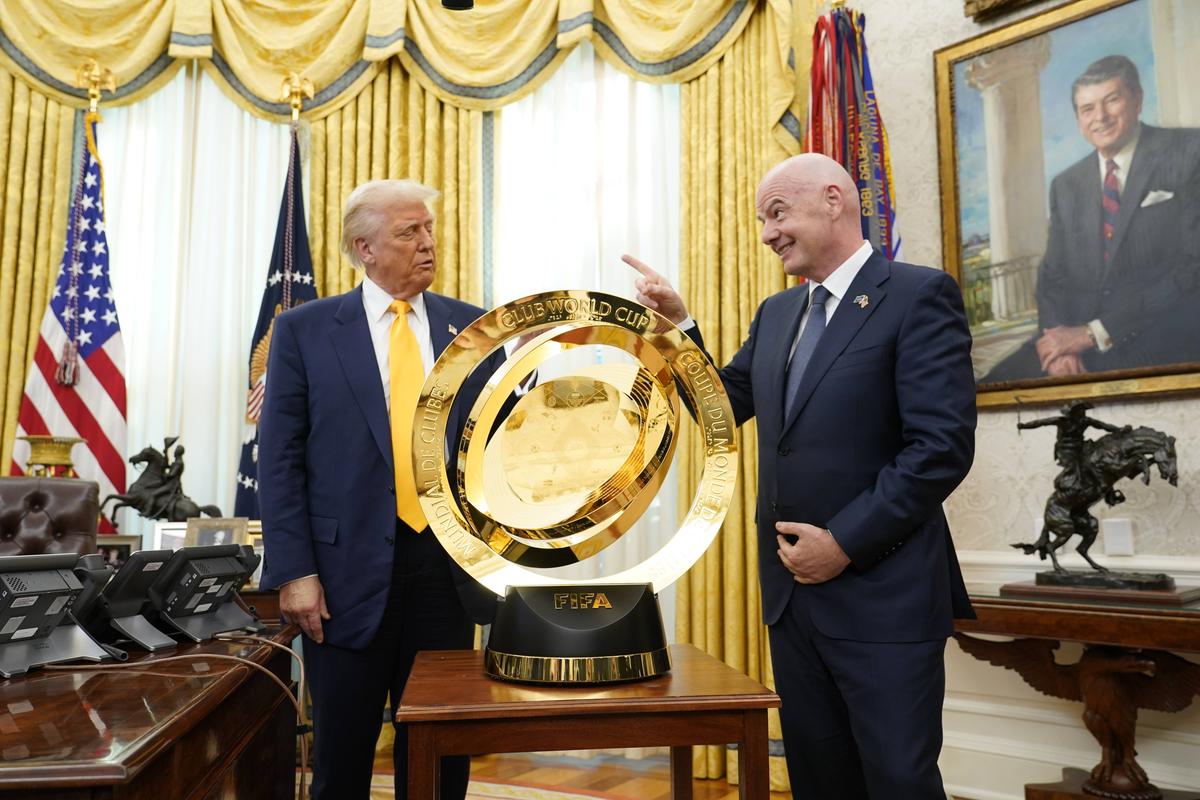 Donald Trump, alături de Infantino și trofeul Cupei Mondiale a Cluburilor/ foto Imago Images