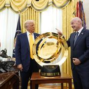 Donald Trump, alături de Infantino și trofeul Cupei Mondiale a Cluburilor/ foto Imago Images